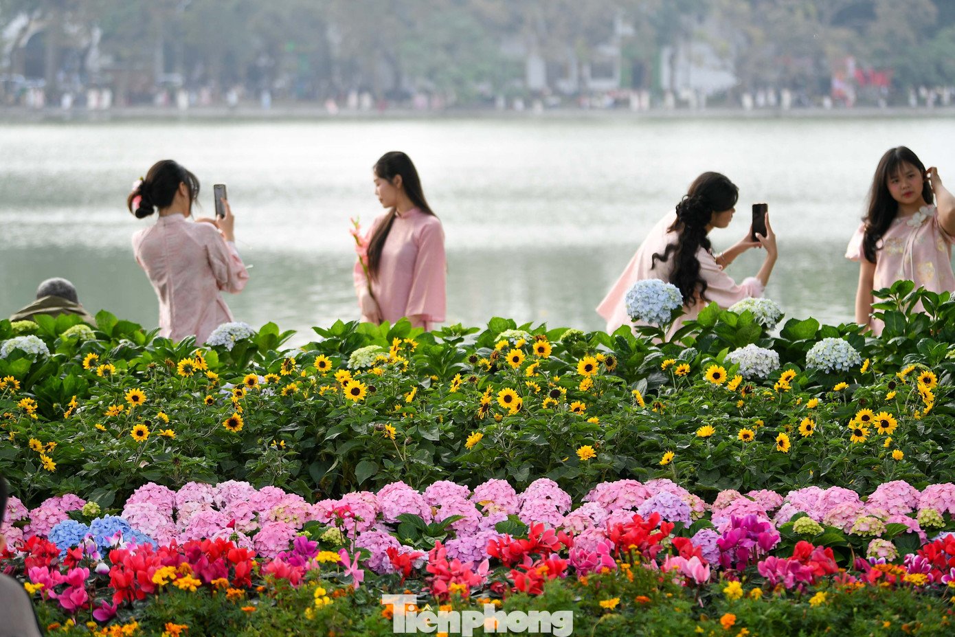 Theo ghi nhận, thời tiết thuận lợi để người dân tham gia các hoạt động ngoài trời. Nhiều bạn trẻ cho biết nền nhiệt 18 độ C tuy có phần lạnh nhưng không gây bất tiện, đặc biệt khi di chuyển nhẹ nhàng quanh hồ. Một số người kết hợp áo dài với khăn mỏng, giày bệt để vừa giữ ấm, vừa đảm bảo tính thẩm mỹ khi chụp ảnh.