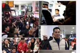 U23 Việt Nam về nước: Hiểu Minh ngồi xe lăn, bố khóc khiến dân mạng nghẹn lòng