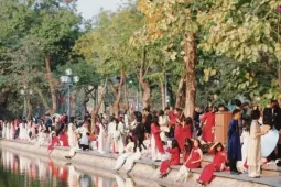 Chen chân chụp ảnh áo dài Tết ở Hồ Gươm