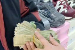 Xúc động: Cậu bé tiết kiệm tiền tiêu vặt suốt nửa năm để mua quà sinh nhật cho mẹ