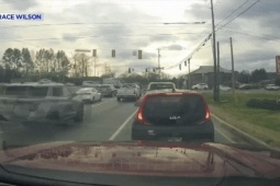 Clip: Cụ bà lái xe quá tốc độ tông vào 7 ô tô