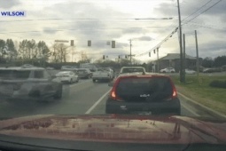 Clip: Cụ bà lái xe quá tốc độ tông vào 7 ô tô