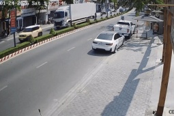 Clip: Người đàn ông chạy xe máy đập gương chiếu hậu ô tô trên phố