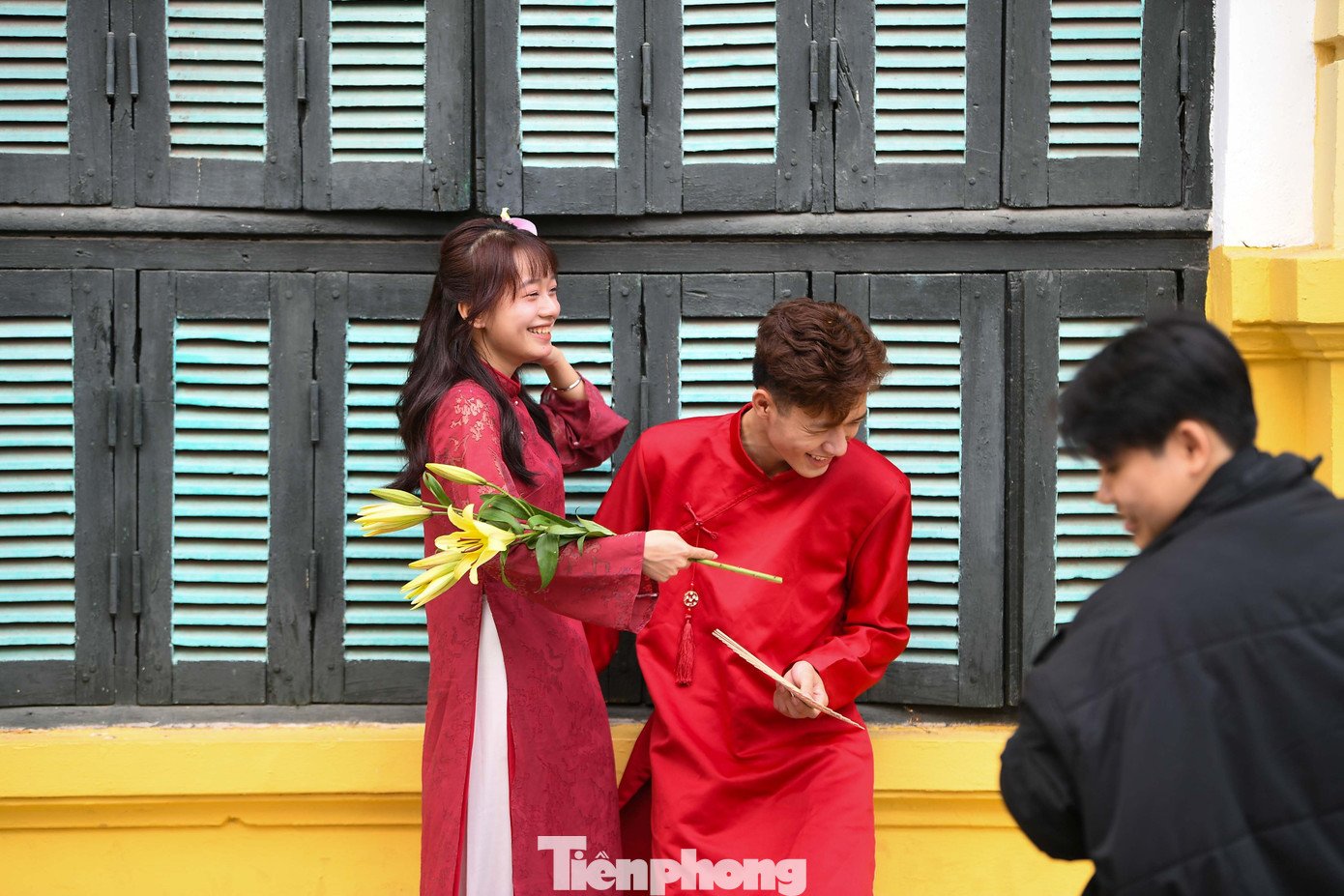 Theo các nhiếp ảnh gia tự do hoạt động quanh khu vực hồ, nhu cầu chụp ảnh áo dài tăng rõ rệt so với những tuần trước. Không chỉ giới trẻ, nhiều gia đình cũng đưa con nhỏ hoặc người lớn tuổi xuống phố chụp ảnh kỷ niệm, tạo nên bức tranh sinh hoạt cộng đồng đa dạng.