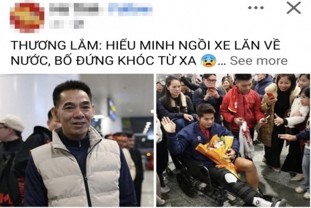 U23 Việt Nam về nước: Hiểu Minh ngồi xe lăn, bố khóc khiến dân mạng nghẹn lòng