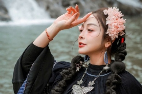 Jennifer Phạm hóa gái bản giữa núi rừng Sa Pa