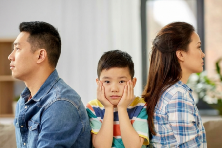 Giật mình khi con đòi tiền công đổ rác, vợ lại khen con 'hiểu giá trị lao động'