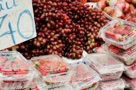 Tiểu thương lý giải nguyên nhân giá dâu tây rẻ bất ngờ, 'nhuộm đỏ' chợ Việt