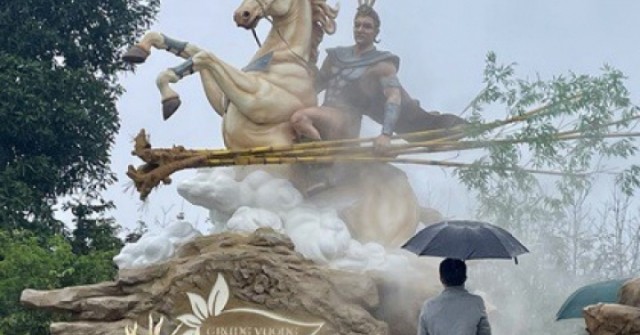 Cận cảnh bức tượng Thánh Gióng cưỡi thiên mã si...