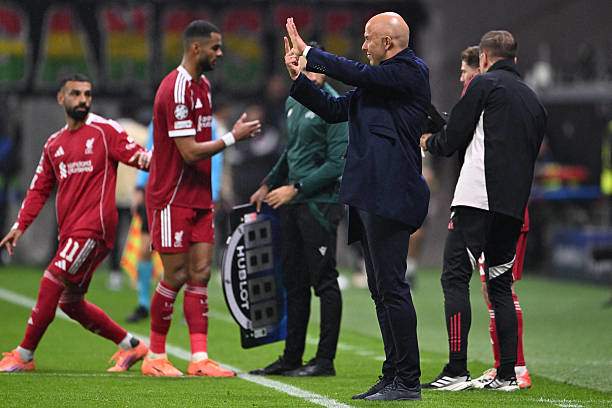 Phong độ của Salah và Gakpo phải tệ tới mức nào để Slot đẩy cả 2 lên ghế dự bị?