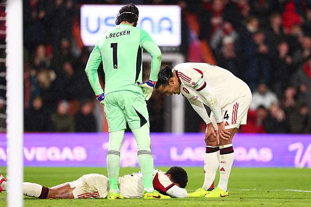 Joe Gomez chấn thương và trong gần 10 phút Liverpool đá thiếu người, không ai bên phía Liverpool tự ý thức mà đá bóng ra biên để quyền thay người được thực hiện, kể cả Van Dijk