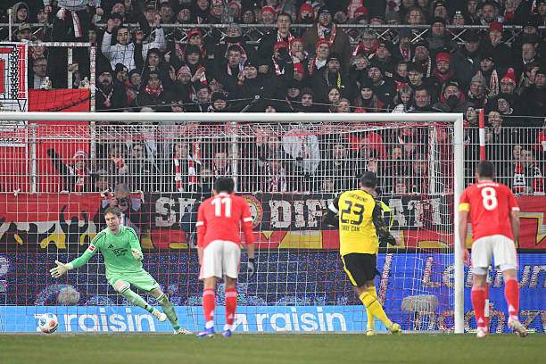 Emre Can mở tỷ số từ quả penalty