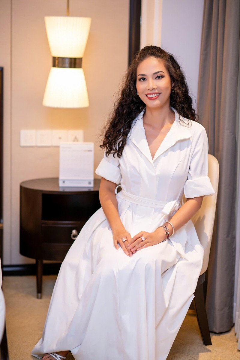 Hình ảnh Á hậu Ngân Hà ở tuổi 42.