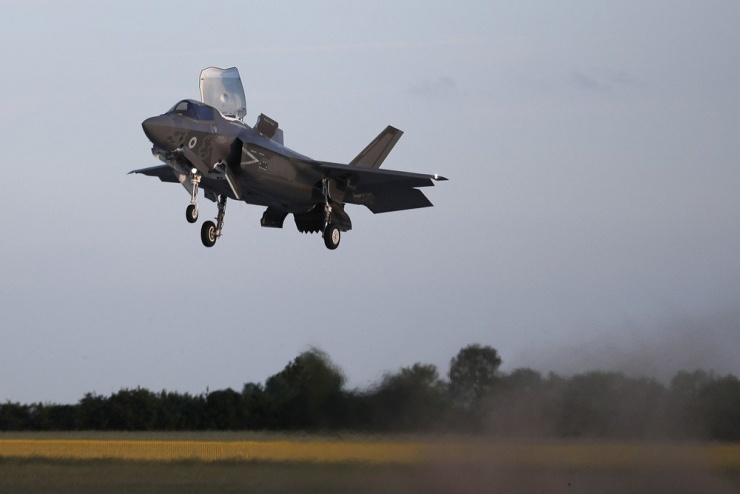 Một số ý kiến cho rằng, trong trường hợp cuộc khủng hoảng Greenland bùng phát thành chiến sự, Mỹ có thể dễ dàng loại bỏ các tiêm kích tàng hình F-35 thế hệ thứ năm bán cho Đan Mạch khỏi đội hình chiến đấu.