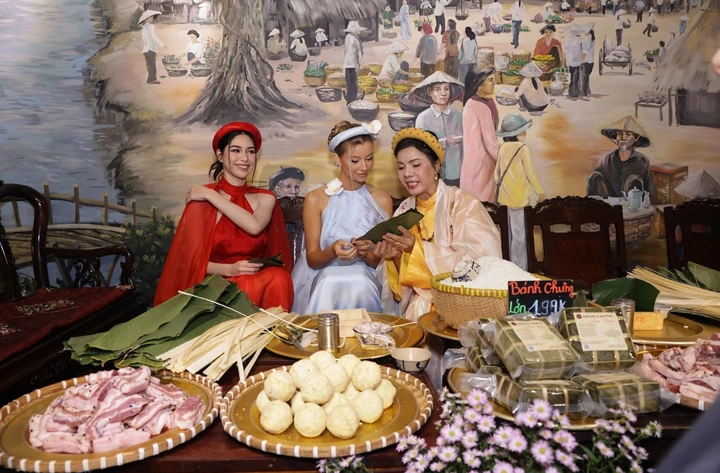 Hai nàng hậu quốc tế thích thú trải nghiệm văn hoá Việt.