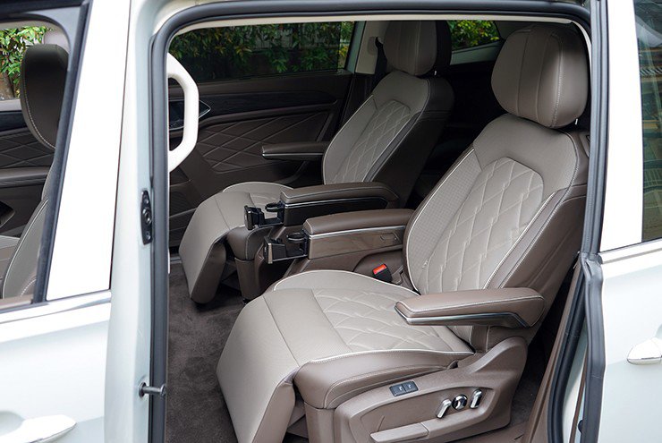 Ghế ngồi được bọc da cao cấp với hàng ghế trước chỉnh điện 8 hướng tích hợp bộ nhớ 3 vị trí.