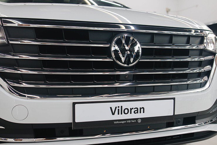Đầu xe Volkswagen Viloran nổi bật với cụm lưới tản nhiệt mạ chrome.