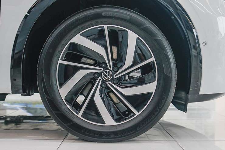 Mâm xe thiết kế thanh lịch với hai tone màu đối lập.