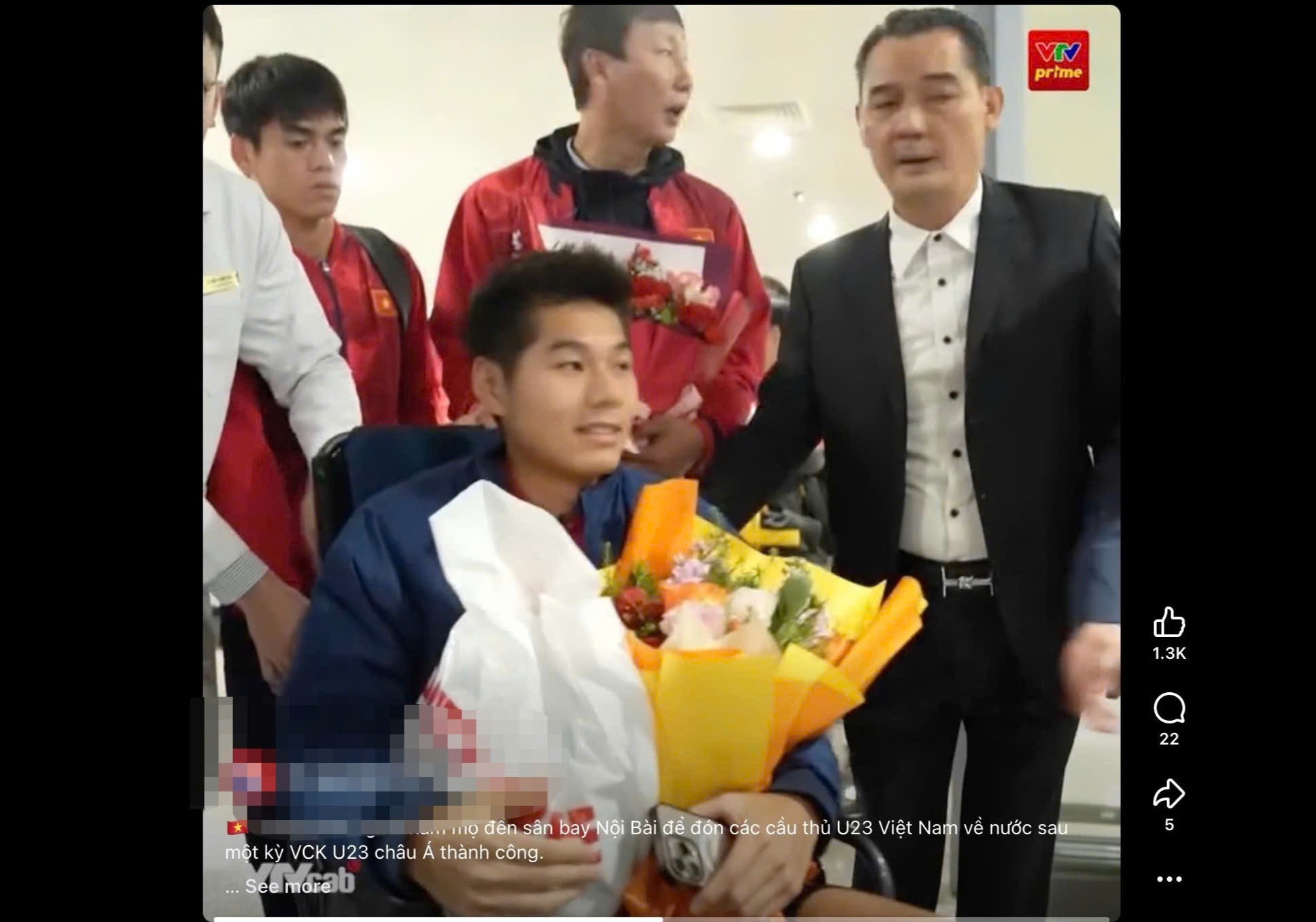 Hiếu Minh ngồi xe lăn, trong khi&nbsp;bố là ông Nguyễn Tiến Quang có lời chia sẻ với truyền thông.