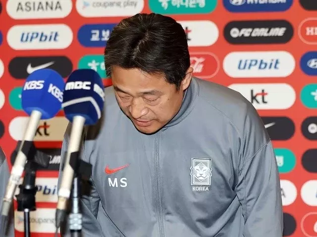 Về nước sau trận thua U23 Việt Nam, HLV U23 Hàn Quốc cúi đầu xin lỗi, sau đó mắng mỏ học trò