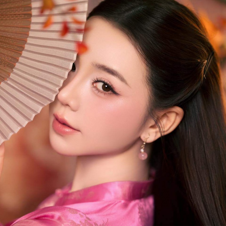 Quỳnh Kool vừa chia sẻ loạt ảnh mới trong tà áo dài hồng phấn và nhanh chóng nhận được sự quan tâm từ cộng đồng yêu thích trang phục truyền thống. Bộ ảnh tập trung hoàn toàn vào thiết kế áo dài, mang đến hình ảnh dịu dàng, đậm chất Á Đông trong không gian studio cổ điển với bình phong tre và đạo cụ truyền thống.