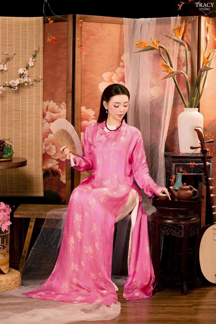 Đây là minh chứng cho việc áo dài cách tân vẫn giữ được giá trị văn hóa nhưng dễ tiếp cận hơn với thế hệ trẻ. Loạt ảnh không chỉ khoe nhan sắc của Quỳnh Kool, mà còn góp phần quảng bá áo dài Việt Nam trong bối cảnh hiện đại.