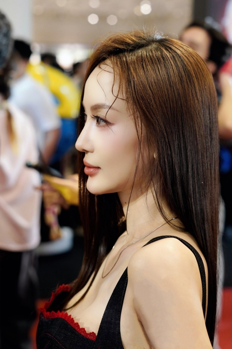 Ca sĩ chọn tông trang điểm nhẹ nhàng, diện đồ năng động với áo dây phom corset.