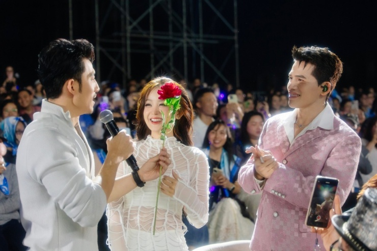 Cuối năm 2025, cả hai dự concert của ca sĩ Quốc Thiên ở TP HCM. Khi Kiss Cam lia tới, diễn viên quay sang hôn má bạn gái trước sự cổ vũ của hàng nghìn khán giả. Khoảnh khắc gây sốt mạng xã hội, thu hút hàng triệu lượt xem trên TikTok.