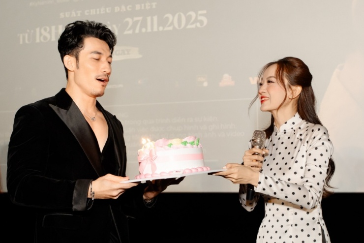 Cuối tháng 11/2025, Liên Bỉnh Phát đón tuổi 35 bên bạn gái trong buổi công chiếu Quán Kỳ Nam (đạo diễn Leon Lê) - phim điện ảnh anh đóng chính. Dù chủ yếu hoạt động ở mảng nhạc, Ngọc Kayla thường đồng hành, ủng hộ bạn trai trong các sự kiện. Diễn viên cho biết họ hạn chế chia sẻ về chuyện tình, quan niệm không muốn dùng chuyện riêng tư để gây chú ý. Dù mỗi người có tính cách, sở thích khác biệt, cả hai luôn lắng nghe nhau để thấu hiểu.