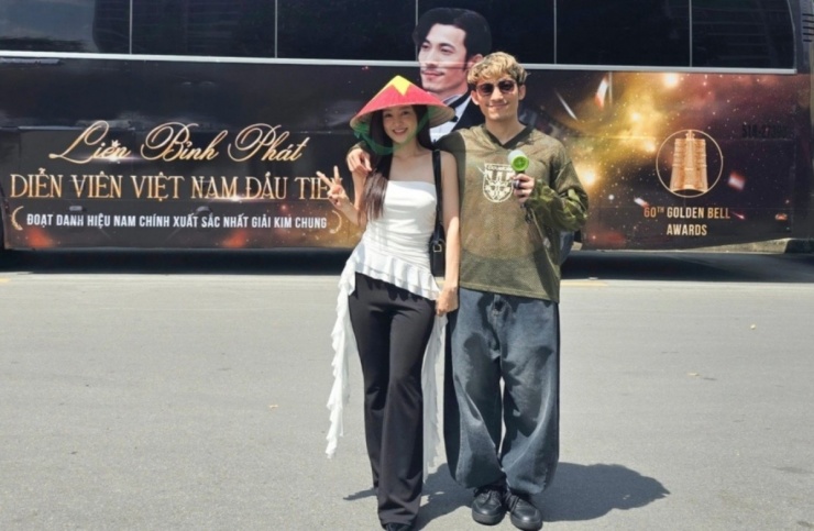 Ca sĩ ra sân bay chúc mừng bạn trai đoạt giải Kim Chung của Đài Loan (Trung Quốc), cuối tháng 10/2025.