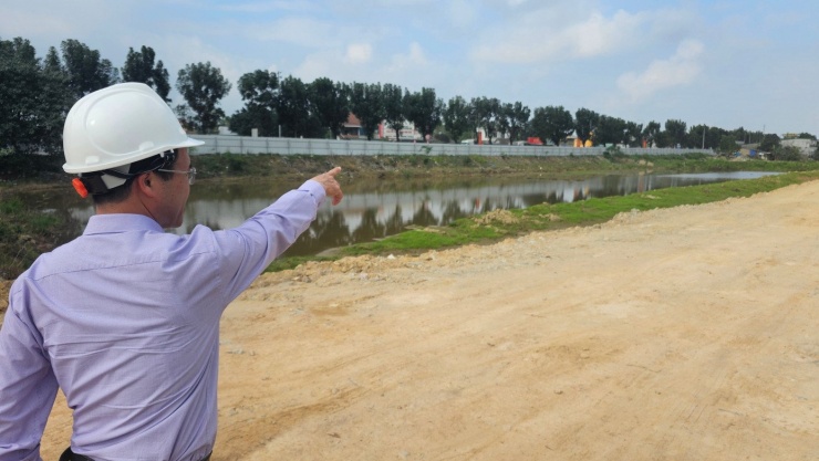 Đại diện lãnh đạo Ban Quản lý dự án Đầu tư xây dựng khu vực 2 kiểm tra thực địa tại khu vực dự án khu dân cư Tứ Hạ - Hương Văn (phường Hương Trà, Huế).