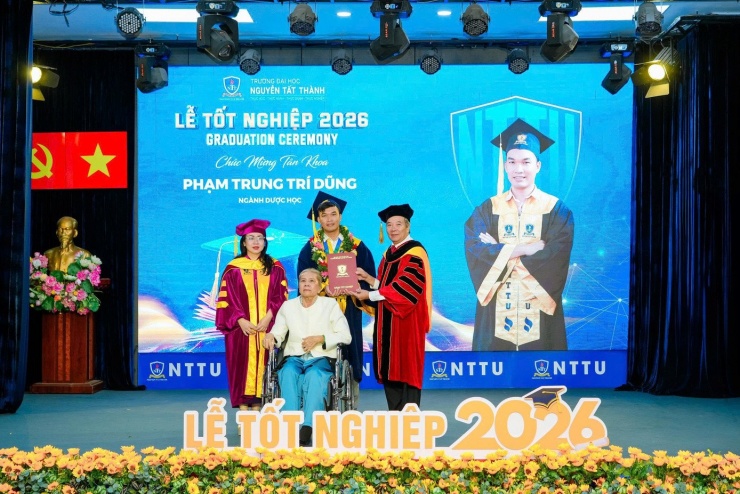 Hai mẹ con Dũng cùng nhận bằng tốt nghiệp trên sân khấu.