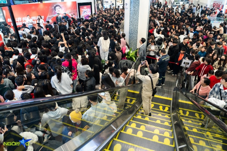 Cảnh hỗn loạn, chen lấn để gặp Nguyễn Đình Bắc tại buổi giao lưu - 1