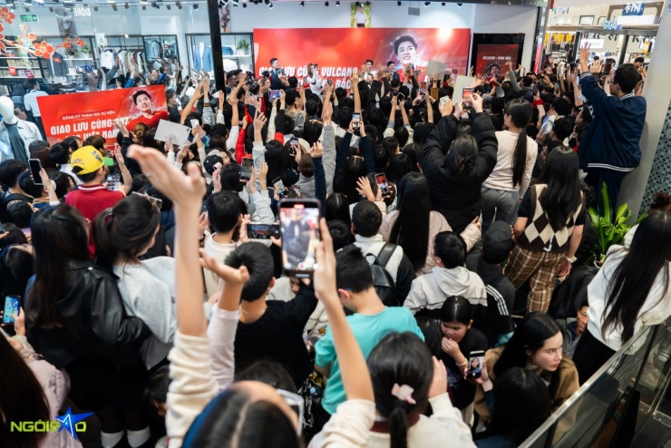 Cảnh hỗn loạn, chen lấn để gặp Nguyễn Đình Bắc tại buổi giao lưu - 7