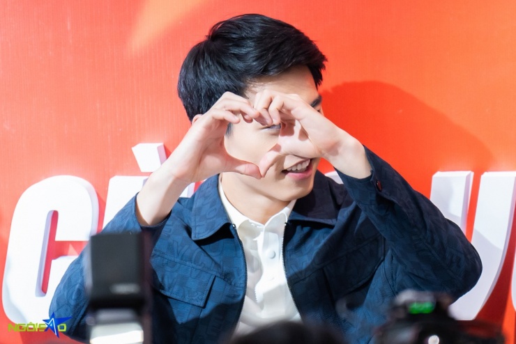 Cảnh hỗn loạn, chen lấn để gặp Nguyễn Đình Bắc tại buổi giao lưu - 8