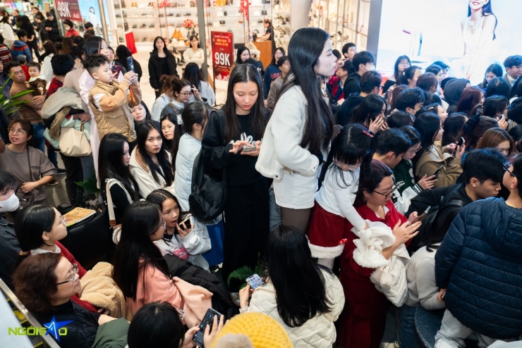 Cảnh hỗn loạn, chen lấn để gặp Nguyễn Đình Bắc tại buổi giao lưu - 5