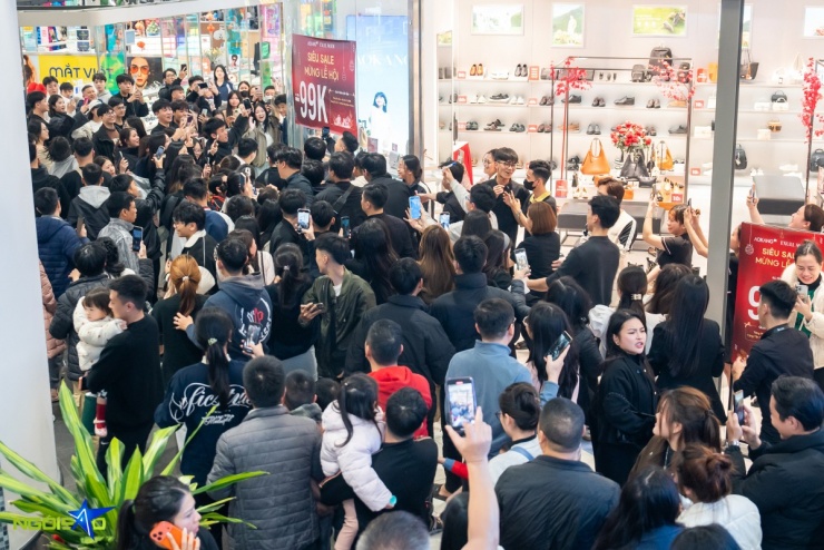 Cảnh hỗn loạn, chen lấn để gặp Nguyễn Đình Bắc tại buổi giao lưu - 9