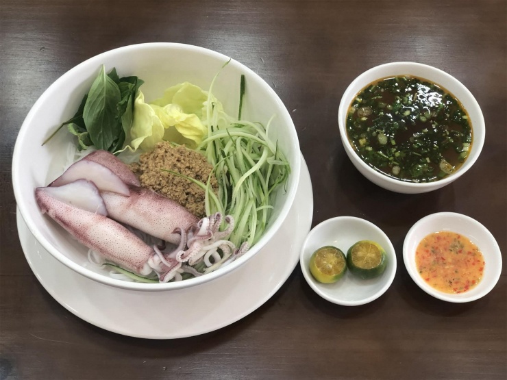 Bạn nên hạn chế muối trong bữa ăn hằng ngày. Ảnh minh họa: Ban Mai