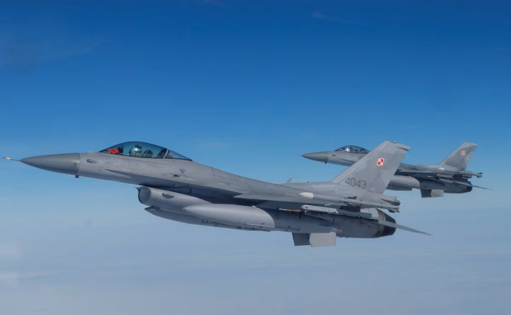 Tiêm kích F-16 biểu diễn trong một sự kiện truyền thông của NATO tại căn cứ không quân ở Malbork, Ba Lan. Ảnh: Reuters