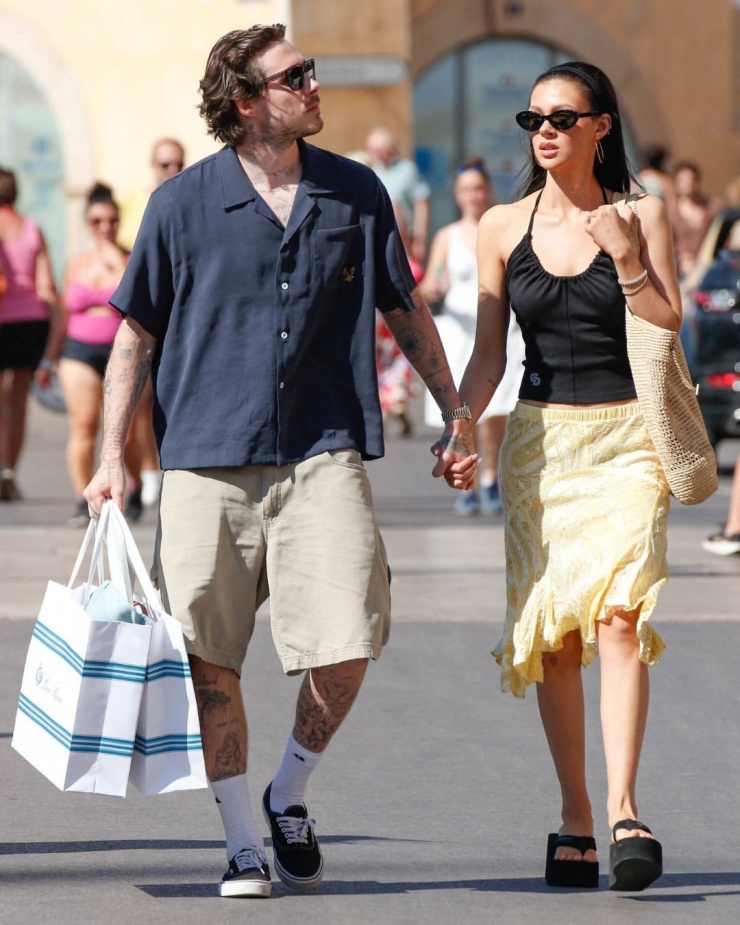 Thời trang mùa hè với phong cách thập niên 1990, gồm sơ mi cổ Cuba, quần bermuda, váy ống, áo cổ yếm và dép "cục gạch".