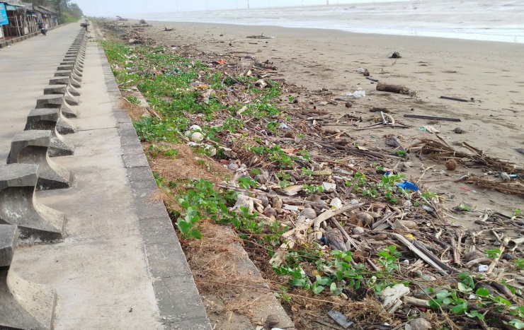 Rác tràn khắp bờ biển Ba Động.