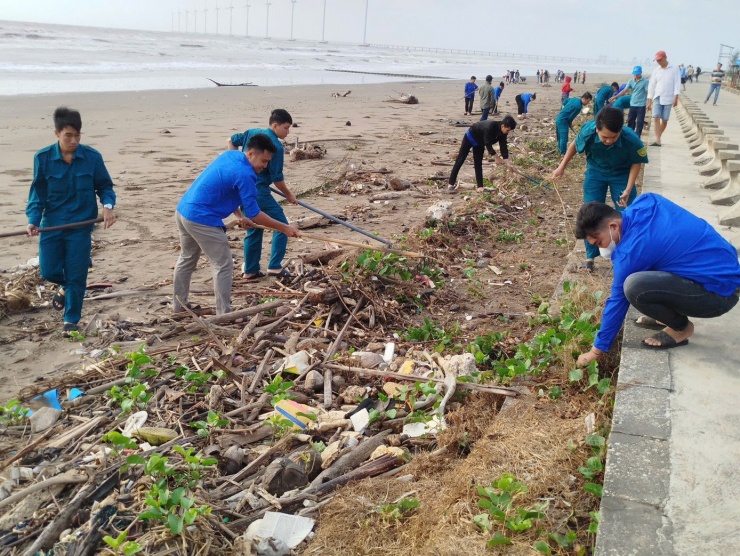 Các lực lượng triển khai công tác làm sạch biển Ba Động.