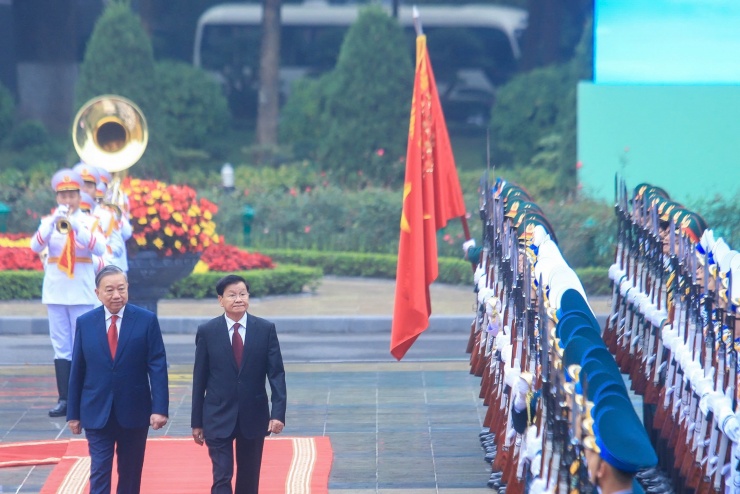 Tổng Bí thư Tô Lâm và Tổng Bí thư, Chủ tịch nước Lào Thongloun Sisoulith duyệt Đội Danh dự Quân đội nhân dân Việt Nam tại Lễ đón. Ảnh: Hữu Hưng