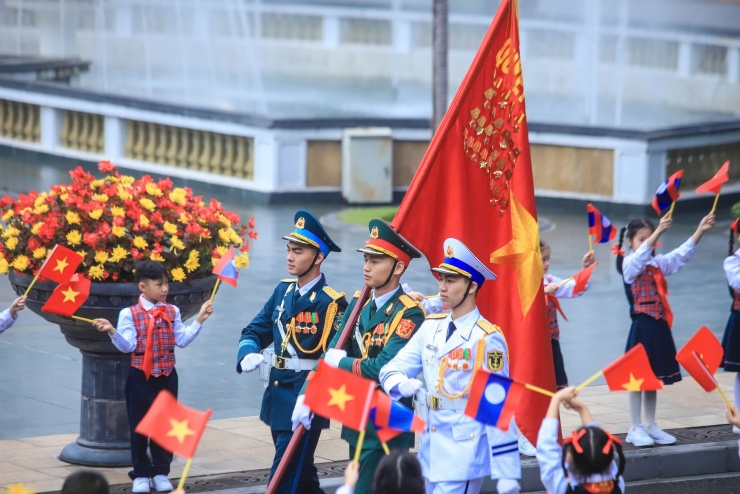 Công tác chuẩn bị Lễ đón. Ảnh: Hữu Hưng