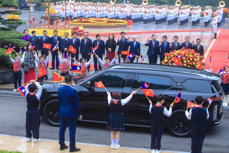 Đúng 9 giờ 20 phút, đoàn xe lễ tân dưới sự hộ tống của xe dẫn đường, xe cảnh vệ đưa Tổng Bí thư, Chủ tịch nước Lào Thongloun Sisoulith cùng Phu nhân và Đoàn tiến vào Phủ Chủ tịch. Ảnh: Hữu Hưng