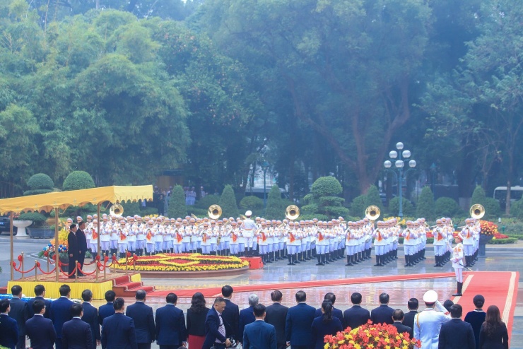 Tổng Bí thư Tô Lâm và Tổng Bí thư, Chủ tịch nước Lào Thongloun Sisoulith tại Lễ đón. Ảnh: Hữu Hưng