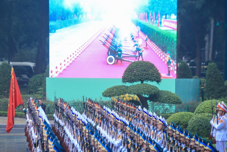 Khi Quân nhạc lần lượt cử Quốc thiều hai nước, từ Hoàng thành Thăng Long, 21 loạt đại bác chào mừng lần lượt vang lên hùng tráng. Ảnh: Hữu Hưng