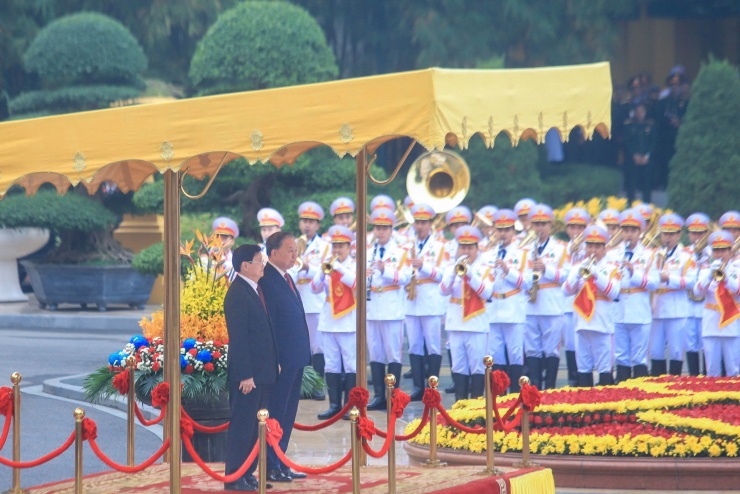 Tổng Bí thư Tô Lâm và Tổng Bí thư, Chủ tịch nước Lào Thongloun Sisoulith tại Lễ đón. Ảnh: Hữu Hưng