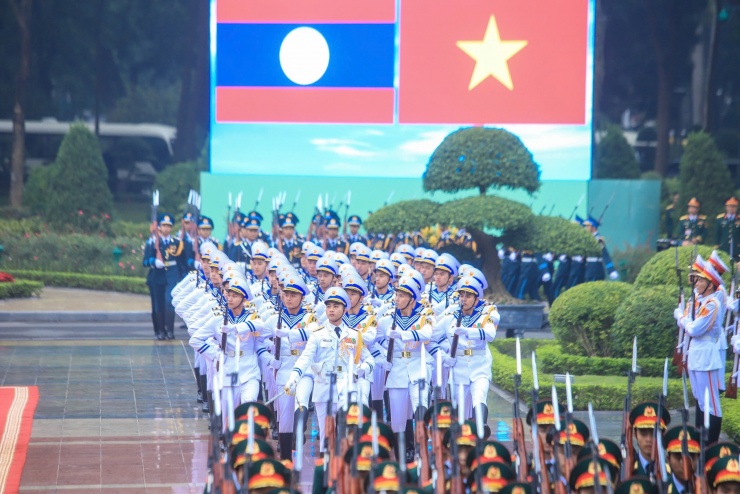 Diễu binh chào mừng của Đội Danh dự Quân đội nhân dân Việt Nam. Ảnh: Hữu Hưng