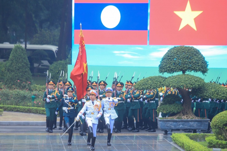 Diễu binh chào mừng của Đội Danh dự Quân đội nhân dân Việt Nam. Ảnh: Hữu Hưng